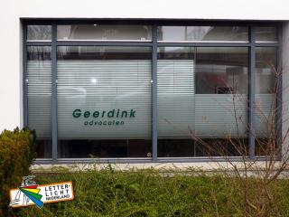  Reclame raamfolie met logo advocaten